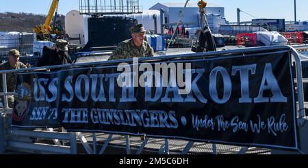 220228-N-MQ631-1031 GROTON, STECKVERBINDER (28. Februar 2022) Chief of Naval Operations (CNO) ADM. Mike Gilday startet nach einer Besichtigung des U-Boots USS South Dakota (SSN 790) vom Virginia Class. Gilday und Rep. Joe Courtney aus dem 2. Kongressbezirk von Connecticut besuchten die Marine-U-Boot-Basis New London Waterfront und die Naval Submarine School nach einer Besichtigung der nahe gelegenen General Dynamics Electric Boat Shipyard U-Boot Baustellen. Stockfoto