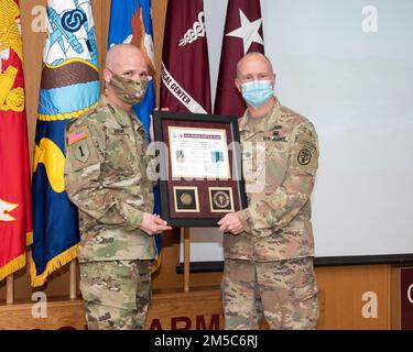 Brigg. General Clinton Murray, Commanding General des Brooke Army Medical Center, überreicht den Army Medicine Wolf Pack Award an Oberstleutnant Richard Lesperance, stellvertretender Programmdirektor des Strategic Trauma Readiness Center, am Carolyn D. Putnam Auditorium von BAMC, Fort Sam Houston, Texas, 28. Februar 2022. Der Wolf Pack Award wurde vom Army Surgeon General und dem Chief des AMEDD Civilian Corps ins Leben gerufen, um die außergewöhnliche Teamarbeit einer integrierten Gruppe von militärischen und zivilen Teammitgliedern zu würdigen, die sich auf Spitzenleistungen bei der Unterstützung der Army Medicine konzentrieren. Stockfoto