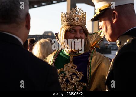 James Reiss III., links, gekrönter Rex, lacht mit Brig. General Michael McWilliams, stellvertretender Befehlshaber, Marine Forces Reserve, an Bord der USA Coast Guard Cutter Walnut (WLB 205), während Sie den Mississippi River hinunter fahren, um die Karnevalsfeier in New Orleans, Louisiana, am 28. Februar 2022 zu beginnen. Reiss diente als AH-1W SuperCobra-Pilot im aktiven Dienst, wo er 2004 für seine Aktionen in Afghanistan mit dem Distinguished Flying Cross ausgezeichnet wurde. Stockfoto