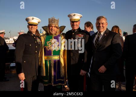 Von links, USA Marinekorps Brigade. General Len Anderson, kommandierender General des 4. Marine Aircraft Wing, Marine Forces Reserve, James Reiss III, Kronprinz Rex, Brigade. General Michael McWilliams, Deputy Commander, Marine Forces Reserve, und Mr. Gregg Habel, Executive Director, Marine Forces Reserve, posieren für ein Porträt an Bord der USA Coast Guard Cutter Walnut (WLB 205), während Sie den Mississippi River hinunter fahren, um die Karnevalsfeier in New Orleans, Louisiana, am 28. Februar 2022 zu beginnen. Reiss saß 14 Jahre im Marine Corps und diente sowohl als Reservist als auch als Offizier im aktiven Dienst. Stockfoto