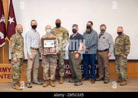 Brigg. General Clinton Murray, Commanding General des Brooke Army Medical Center, und Kommandodirektor Major Thurman Reynolds, BAMC Kommandodirektor Major, überreicht den Army Medicine Wolf Pack Award für Mitglieder des BAMC Trauma Readiness Center Teams im BAMC Carolyn D. Putnam Auditorium, Fort Sam Houston, Texas, 28. Februar 2022. Das integrierte Team arbeitete eng zusammen und unterstützte die USA Army Medical Center of Excellence, USA Army Institute of Surgical Research, und BAMC entwickelt und implementiert das Starc-Programm, ein 3-wöchiges medizinisches Bereitschafts-Trainingsprogramm vor dem Einsatz Stockfoto