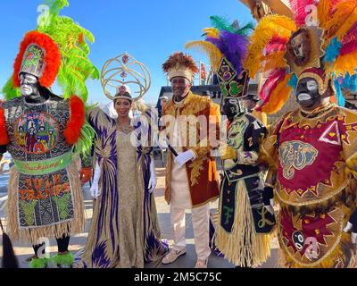 Der König und die Königin des Zulu Social Aid and Pleasure Clubs stehen mit anderen Mitgliedern an Bord der USA Küstenwache Cutter Barbara Mabrity, 28. Februar 2022. Die Mitglieder des Clubs wurden an Bord des Cutters vom Hafen von New Orleans zum Woldenberg Park in New Orleans transportiert, um den Lundi Gras 2022 zu feiern. (USA Küstenwache Foto von Petty Officer 3. Klasse James Hague) Stockfoto