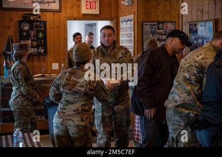 USA Air Force Airman 1. Class Shannon Holan, Services, 168. Wing, Eielson Air Force Base, Alaska verteilt Mittagessen für Teilnehmer der Übung Arctic Eagle-Patriot 2022 in Anchorage, Alaska, am 28 2022. Februar. Die gemeinsame Übung Arctic Eagle-Patriot 2022 erhöht die Fähigkeit der Nationalgarde, in rauen, extrem kalten Witterungsbedingungen in Alaska und der Arktis zu operieren. AEP22 verbessert die Fähigkeit militärischer und ziviler interinstitutioneller Partner, auf eine Vielzahl von Notfall- und Heimatschutzmissionen in Alaska und der Arktis zu reagieren. USA Militärfoto von Staff Sgt. Leanne (Ian) W Stockfoto