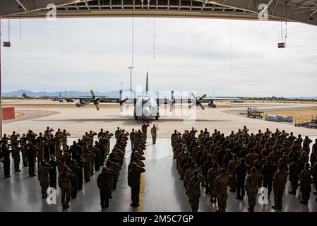 USA Die Luftwaffenleute der 55. Electronic Combat Group grüßen am 28. Februar 2022 am Luftwaffenstützpunkt Davis-Monthan in Arizona vor einem EC-130H-Kompassanruf, Hecknummer 588. Mit dem 55. EKG wurde dieser EC-130H, Hecknummer 588, in die 309. Aerospace Maintenance and Regeneration Group aufgenommen. Stockfoto