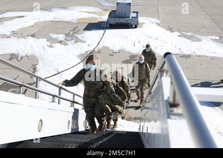 NIAGARAFÄLLE, NEW YORK. - AUS DEN USA Flugzeuge, die Militärärzten zur Unterstützung von Syracuse und Rochester, New York, zugewiesen wurden, besteigen ein Boeing KC-135R-Flugzeug während eines Besuchs in der Niagara Falls Air Reserve Station in Niagara Falls, New York, 28. Februar 2022. Nördliches Kommando, durch die USA Army North ist nach wie vor entschlossen, das Verteidigungsministerium flexibel bei der COVID-Reaktion der gesamten Regierung zu unterstützen. Stockfoto