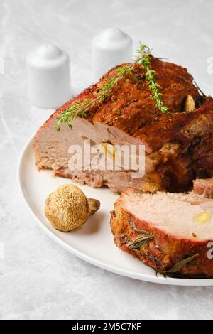 Schweinehals im Ofen gebacken und Cit in Scheiben Nahaufnahme Stockfoto