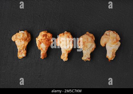 Halbfertiges gefrorenes Hähnchenfleisch, bereit zum Frittieren Stockfoto