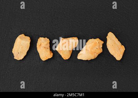 Ansicht von oben: Halbfertiges, tiefgefrorenes, würziges Hähnchenfilet, bereit zum Frittieren Stockfoto