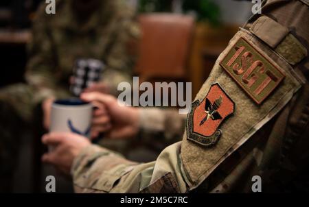 Master Sgt. Andrew Seldomridge, 71. Mission Suport Group First Sergeant, setzt sich zu einem Gespräch mit einem Airmen auf der Vance Air Force Base, Oklahoma, 28. Februar. Flugzeuge werden ermutigt, sich an einen Mentor oder Wingman zu wenden, um einige Karriereberatungen, eine Pause in der psychischen Gesundheit, oder einfach nur zu sagen Hi. Stockfoto