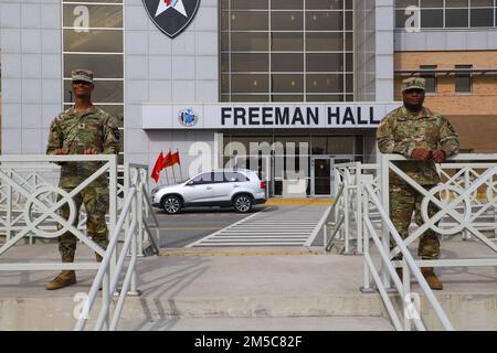 SPC. Dadriean Bonner, Gastronomietechniker bei der 581. Quartermaster Field Feeding Company, Special Trupps Bataillon, 2. Division Sustainment Brigade, 2. Division Infanterie/ROK-US Combined Division, macht eine Pause mit seinem Vater, Sergeant Major Eric Bonner, dem hochrangigen Logistikberater der 2. Division Infanterie, Vor dem 2ID. Hauptquartier in Freeman Hall, Camp Humphreys, Republik Korea. Die Arbeit in derselben Abteilung hat ihre einzigartigen Herausforderungen und Chancen, aber Vater und Sohn legen klare Grenzen für einander zwischen ihrem Familien- und Berufsleben fest. (Foto vom Personal Stockfoto