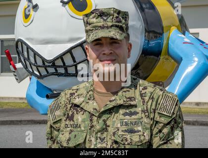 CAMP SHIELDS, Japan (28. Februar 2022) Equipment Operator 2. Class Phillip Oliveira, aus Boston und dem Naval Mobile Construction Battalion (NMCB) Three zugewiesen, steht für ein Umweltporträt in Camp Shields, Okinawa, Japan, 28. Februar 2022. Der NMCB 3 wird in Port Hueneme, Kalifornien, Homeportiert und unterstützt die Schifffahrt und gemeinsame Streitkräfte weltweit bei Bau und Bau. Stockfoto