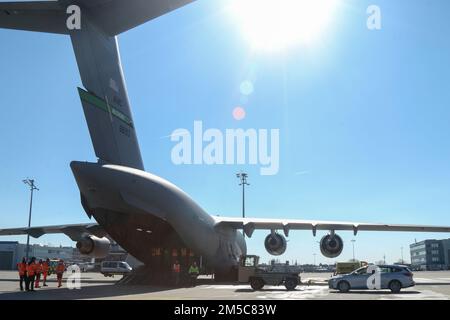 EIN US-AMERIKANISCHER Air Force C-17-Flugzeug von 7. Airlift Squadron, 62. Airlift Wing, lieferte einen CH-47 Chinook Hubschrauber, der von den USA empfangen wurde Delta-Kompanie zugeteilte Soldaten, 1. Bataillon, 214. Luftfahrtregiment, 12. Kampfluftfahrtbrigade in Nürnberg, Deutschland, 28. Februar 2022. Wie vom Verteidigungsministerium angekündigt, wird das US-amerikanische 1. Panzerbrigade-Kampfteam, 3. Infanteriedivision, nach Europa entsandt und wird sich im Grafenwoehr Trainingsgelände befinden, wo sie Ausrüstung von Armeevorräten-2 erhalten und Schulungen durchführen werden. Stockfoto