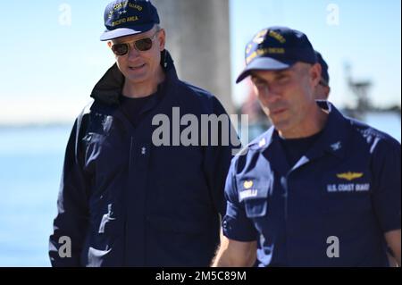 Stellvertretender Befehlshaber der Pazifikregion Peter Gautier und Captain Timothy Barelli, Befehlshaber der USA Coast Guard Sector San Diego, gehen Sie gemeinsam auf dem Pier von Sector San Diego während der Führung des Admirals über den Stützpunkt, 28. Februar 2022. Der Zweck des Besuchs ist es, Partnerschaften hervorzuheben und sicherzustellen, dass die Einheiten der Küstenwache in San Diego einen soliden Plan für die Zukunft haben. Stockfoto