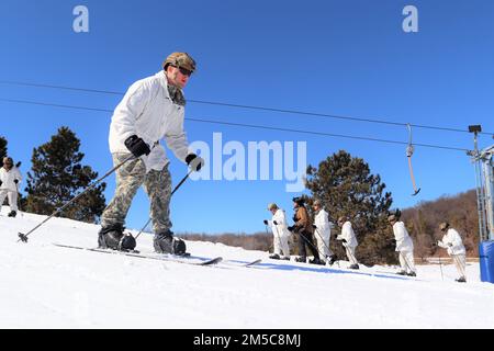 Studierende und Mitarbeiter des Fort McCoy Cold-Weather Operations Course (CWOC) Klasse 22-02 absolvieren eine umfassende Einführungs- und Einführungsschulung zum Skifahren am 28. Februar 2022 im Skigebiet Whitetail Ridge in Fort McCoy, Wisconsin. Neben dem Skifahren werden die CWOC-Schüler in einer Vielzahl von Themen für kaltes Wetter geschult, einschließlich Schneeschuhtraining sowie der Verwendung von ahkio Schlitten und anderer Ausrüstung. Die Schulung konzentriert sich auch auf die Analyse von Gelände und Wetter, Risikomanagement, Kleidung für kaltes Wetter, die Entwicklung von winterlichen Kampfpositionen auf dem Feld, Tarnung und Verstecken sowie zahlreiche andere Bereiche, die es zu kennen gilt i Stockfoto