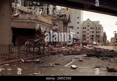 Das Aktenfoto vom 11. Oktober 02/96 mit Trümmern liegt am Tatort der IRA-Bombenexplosion in den Londoner Docklands verstreut. Ausgabedatum: Mittwoch, 28. Dezember 2022. Stockfoto