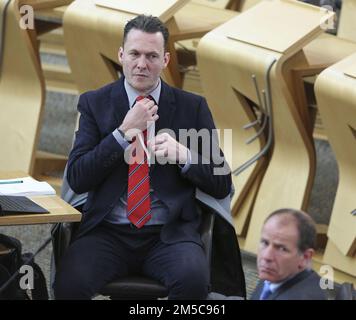 Dossierfoto vom 12. Oktober 05/21 von Russell Findlay Conservative MSP während des ersten Treffens der neuen MSPs mit dem Präsidenten Ken Macintosh nach den schottischen Parlamentswahlen in Holyrood, Edinburgh. Herr Findlay hat zugeschlagen, nachdem die Häftlinge in den Jahren 2021 bis 22 3.967.795 Stunden mit so genannter "gezielter Tätigkeit" verbracht haben, die sich auf Arbeit, Beschäftigungsfähigkeit und Bildung bezieht. Tories hat einen Rückgang der Arbeitsstunden, der Ausbildung oder des Studiums von Gefangenen als "inakzeptabel" verurteilt. Ausgabedatum: Mittwoch, 28. Dezember 2022. Stockfoto