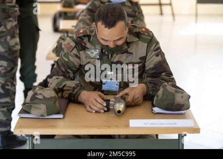 Ein königlicher marokkanischer Soldat der Streitkräfte (FAR) praktiziert niedere Sprengtechniken in Marokko, 28. Februar 2022. Marines, Matrosen und Mitglieder der Utah National Guard nehmen an Humanitarian Mine Action, Explosive Ordnance Disposal (EOD) Morocco 2022 Teil, wo die USA Die EOD-Techniker überwachen die EOD-Validierung der Soldaten der Royal Marokcan Armed Forces, um die Bemühungen zur Schaffung einer EOD-Fähigkeit innerhalb der FAR fortzusetzen. Stockfoto