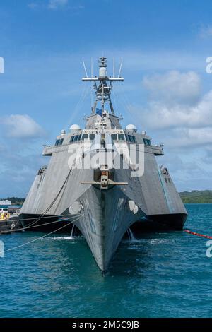 220228-N-FA490-1059 APRA HARBOR, Guam (28. Februar 2022) das Küstenschiff USS Charleston (LCS 18) durchbohrt während Routineeinsätzen. Am Destroyer-Geschwader (DESRON) 7 beteiligt, befindet sich Charleston im Rotationseinsatz im US-7.-Flottengebiet, um die Sicherheit und Stabilität in der Region zu unterstützen. Und mit den alliierten und Partnerschifffahrtsleuten zusammenzuarbeiten, um die Sicherheit und Stabilität des Seeverkehrs zu gewährleisten, die Grundpfeiler eines freien und offenen Indopazifiks. Stockfoto