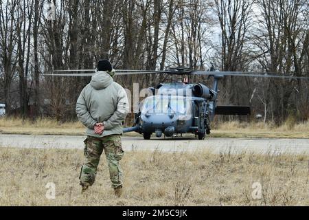 Airman 1. Klasse Braddok Whistler, 56. Helikopter-Wartungseinheit-Chef, wartet auf Taxi eines HH-60G Pave Hawk, der der 56. Rettungsschwadron in Rumänien zugewiesen wurde, 28. Februar 2022. Die 56.-RQS und die 57.-RQS, die beide dem 31. Kampfflügel, Luftstützpunkt Aviano, Italien, zugewiesen sind, stellen Such- und Rettungskapazitäten für die NATO-Allianz bereit und führen gleichzeitig gemeinsame Ausbildungsmissionen mit der rumänischen Luftwaffe durch. Beide sind in der Lage, Allwettermissionen Tag und Nacht in Operationssälen weltweit durchzuführen. Stockfoto