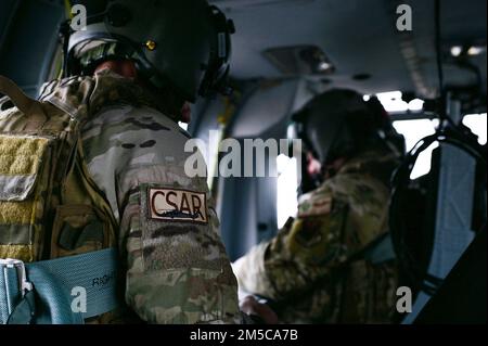 Zwei US-Dollar Spezialeinsätze der Luftwaffe Piloten, die der 41. Rettungsstaffel zugewiesen sind, bereiten sich auf einen Waffentrainingstag am Luftwaffenstützpunkt Moody, Georgia, am 28. Februar 2022 vor. 41. RQS-Piloten und Piloten für Sondermissionen waren die ersten in der Air Force, die den GAU-2 Minigun mit dem Flugzeug HH-60W abfeuerten. Stockfoto