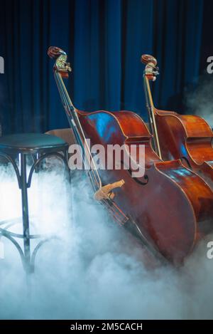 Doppel-Bass-Musikinstrument auf der Bühne vor einem Konzert Stockfoto