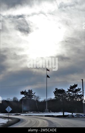 Am 28. Februar 2022 in Fort McCoy, Wisconsin, wird die amerikanische Flagge auf dem Flaggenmast der Garnison gezeigt. Im Herzen des oberen Mittleren Westens gelegen, ist Fort McCoy das einzige US-amerikanische Unternehmen Armee-Einrichtung in Wisconsin. Seit 1984 bietet die Anlage Unterstützung und Einrichtungen für die Schulung von mehr als 100.000 Militärangehörigen aus allen Bereichen im Feld und im Unterricht. Erfahren Sie mehr über Fort McCoy online unter https://home.army.mil/mccoy, auf Facebook durch die Suche nach „ftmccoy“ und auf Twitter durch die Suche nach „usagmccoy“. Stockfoto