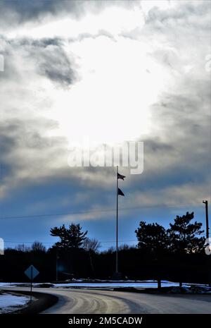 Am 28. Februar 2022 in Fort McCoy, Wisconsin, wird die amerikanische Flagge auf dem Flaggenmast der Garnison gezeigt. Im Herzen des oberen Mittleren Westens gelegen, ist Fort McCoy das einzige US-amerikanische Unternehmen Armee-Einrichtung in Wisconsin. Seit 1984 bietet die Anlage Unterstützung und Einrichtungen für die Schulung von mehr als 100.000 Militärangehörigen aus allen Bereichen im Feld und im Unterricht. Erfahren Sie mehr über Fort McCoy online unter https://home.army.mil/mccoy, auf Facebook durch die Suche nach „ftmccoy“ und auf Twitter durch die Suche nach „usagmccoy“. Stockfoto