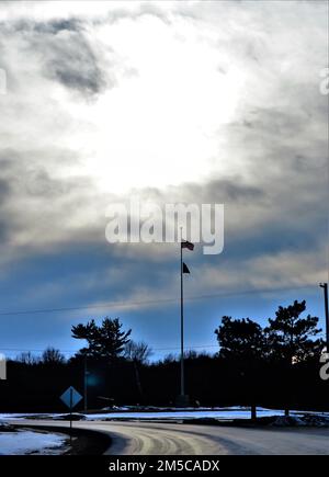 Am 28. Februar 2022 in Fort McCoy, Wisconsin, wird die amerikanische Flagge auf dem Flaggenmast der Garnison gezeigt. Im Herzen des oberen Mittleren Westens gelegen, ist Fort McCoy das einzige US-amerikanische Unternehmen Armee-Einrichtung in Wisconsin. Seit 1984 bietet die Anlage Unterstützung und Einrichtungen für die Schulung von mehr als 100.000 Militärangehörigen aus allen Bereichen im Feld und im Unterricht. Erfahren Sie mehr über Fort McCoy online unter https://home.army.mil/mccoy, auf Facebook durch die Suche nach „ftmccoy“ und auf Twitter durch die Suche nach „usagmccoy“. Stockfoto