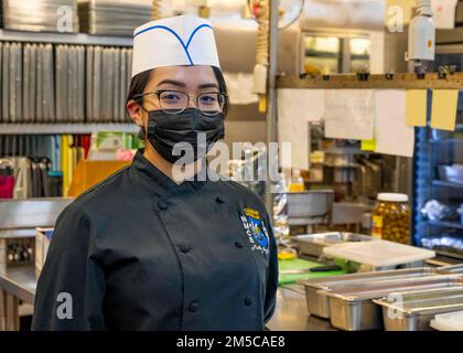 CAMP SHIELDS, Japan (28. Februar 2022) Culinary Specialist 3. Klasse Jennifer Colin-Barrera aus Lakewood, Washington, und dem Naval Mobile Construction Battalion (NMCB) Three zugeteilt, steht für ein Umweltporträt in Camp Shields, Okinawa, Japan, 28. Februar 2022. Der NMCB 3 wird in Port Hueneme, Kalifornien, Homeportiert und unterstützt die Schifffahrt und gemeinsame Streitkräfte weltweit bei Bau und Bau. Stockfoto