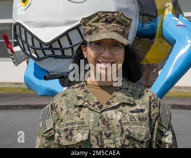 CAMP SHIELDS, Japan (28. Februar 2022) Culinary Specialist 3. Klasse Jennifer Colin-Barrera aus Lakewood, Washington, und dem Naval Mobile Construction Battalion (NMCB) Three zugeteilt, steht für ein Umweltporträt in Camp Shields, Okinawa, Japan, 28. Februar 2022. Der NMCB 3 wird in Port Hueneme, Kalifornien, Homeportiert und unterstützt die Schifffahrt und gemeinsame Streitkräfte weltweit bei Bau und Bau. Stockfoto