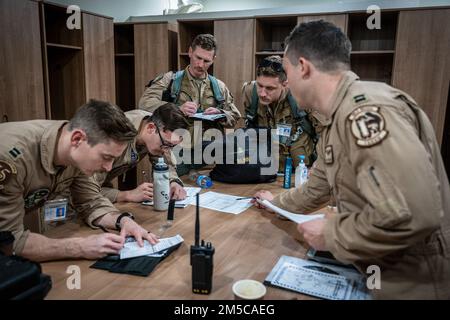 332d Air Expeditionary Wing F-16 Fighting Falcon Aircraft Piloten überprüfen einen Missionsplan, bevor sie am 28. Februar 2022 eine Trainingsveranstaltung starten, zusammen mit Partnern der pakistanischen Luftwaffe während der Falcon Talon 2022 an einer PAF-Einsatzbasis. Diese Aktion Agile Combat Employment ist die erste bilaterale Ausbildungsveranstaltung zwischen den Vereinigten Staaten und Pakistan seit 2019. Stockfoto