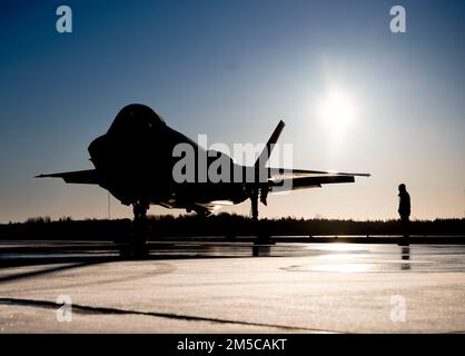 USA Air Force Airman 1. Class Justin Wilfong, 748. Aircraft Maintenance Squadron Crew Chief von Royal Air Force Lakenheath, bereitet ein F-35 Lightning II Flugzeug vor, das dem 48. Kampfflugflügel zugewiesen ist, zum Start auf dem Luftstützpunkt Ämari, Estland, 1. März 2022. Die F-35 bietet NATO-Führern die Flexibilität, Macht zu projizieren und die Dominanz der Luft in stark umkämpften Umgebungen durchzusetzen, indem sie beispiellose Kommunikationsfähigkeiten, Kommando und Kontrolle sowie Letalität bietet. Stockfoto