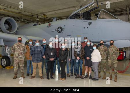 Eine Gruppe von Highschool-Schülern aus dem St. Clair Technical Education Center präsentieren sich heute vor einem A-10 Thunderbolt II mit Mitgliedern der 127. Maintenance Group. Die Studenten besuchten den Stützpunkt, um mehr über Flugzeuge und Fahrzeuge in der Wartung und die Vorteile der Arbeit bei der Michigan Air National Guard zu erfahren. Stockfoto