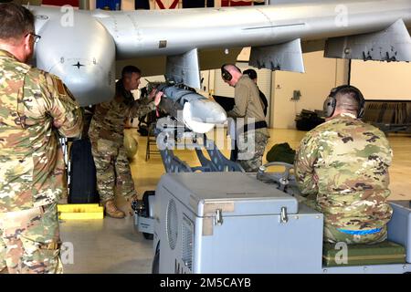 Waffenladungstruppen, die dem 127. Flugzeugwartungsgeschwader zugewiesen sind, laden das Miniature Air-Ablenkungsmanöver MALD, auch bekannt als ADM-160, auf einem A-10 Thunderbolt II auf der Basis der Volksardenwache, Wisconsin, 1. März 2022. Der 127.-Flügel arbeitet mit dem 422. Test- und Evaluierungsgeschwader und dem A-10-Systemprogrammbüro zusammen, um festzustellen, ob der A-10 Thunderbolt II für die Beförderung des ADM-160 geeignet ist. Das MALD ist ein kleines, unbemanntes, luftgestartetes Flugfahrzeug, das Kampfflugprofile auf dem feindlichen Radar dupliziert. Stockfoto