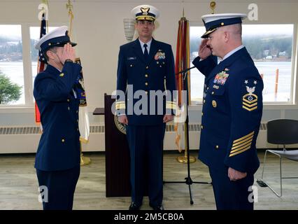 Der Oberstleutnant Phillip Waldron hat den Oberstleutnant Corey Sidlo während einer Wachablösung im Juneau Yacht Club in Juneau, Alaska, am 1. März 2022 als Oberbefehlshaber der Küstenwache von 17. abgelöst. Die Zeremonie zum Wachwechsel unter dem Vorsitz von Rear ADM. Nathan Moore, Befehlshaber des 17. Bezirks, ist eine altehrwürdige Tradition und gewährleistet die Kontinuität der Führung im Zuständigkeitsbereich des Bezirks. Waldron wird die Hauptverantwortung für die Beratung des Befehlshabers des 17. Bezirks in Fragen und Initiativen der gesamten Küstenwache übernehmen Stockfoto