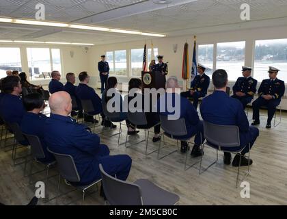 Der Oberstleutnant Phillip Waldron hat den Oberstleutnant Corey Sidlo während einer Wachablösung im Juneau Yacht Club in Juneau, Alaska, am 1. März 2022 als Oberbefehlshaber der Küstenwache von 17. abgelöst. Die Zeremonie zum Wachwechsel unter dem Vorsitz von Rear ADM. Nathan Moore, Befehlshaber des 17. Bezirks, ist eine altehrwürdige Tradition und gewährleistet die Kontinuität der Führung im Zuständigkeitsbereich des Bezirks. Waldron wird die Hauptverantwortung für die Beratung des Befehlshabers des 17. Bezirks in Fragen und Initiativen aller Küstenwachmänner übernehmen Stockfoto