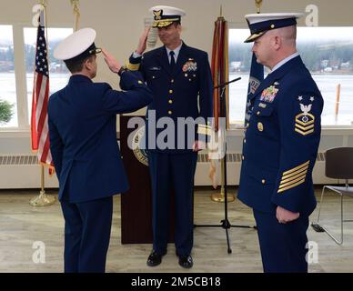 Der Oberstleutnant Phillip Waldron hat den Oberstleutnant Corey Sidlo während einer Wachablösung im Juneau Yacht Club in Juneau, Alaska, am 1. März 2022 als Oberbefehlshaber der Küstenwache von 17. abgelöst. Die Zeremonie zum Wachwechsel unter dem Vorsitz von Rear ADM. Nathan Moore, Befehlshaber des 17. Bezirks, ist eine altehrwürdige Tradition und gewährleistet die Kontinuität der Führung im Zuständigkeitsbereich des Bezirks. Waldron wird die Hauptverantwortung für die Beratung des Befehlshabers des 17. Bezirks in Fragen und Initiativen der gesamten Küstenwache übernehmen Stockfoto