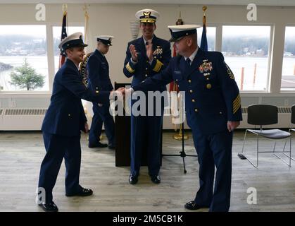 Der Oberstleutnant Phillip Waldron hat den Oberstleutnant Corey Sidlo während einer Wachablösung im Juneau Yacht Club in Juneau, Alaska, am 1. März 2022 als Oberbefehlshaber der Küstenwache von 17. abgelöst. Die Zeremonie zum Wachwechsel unter dem Vorsitz von Rear ADM. Nathan Moore, Befehlshaber des 17. Bezirks, ist eine altehrwürdige Tradition und gewährleistet die Kontinuität der Führung im Zuständigkeitsbereich des Bezirks. Waldron wird die Hauptverantwortung für die Beratung des Befehlshabers des 17. Bezirks in Fragen und Initiativen der gesamten Küstenwache übernehmen Stockfoto