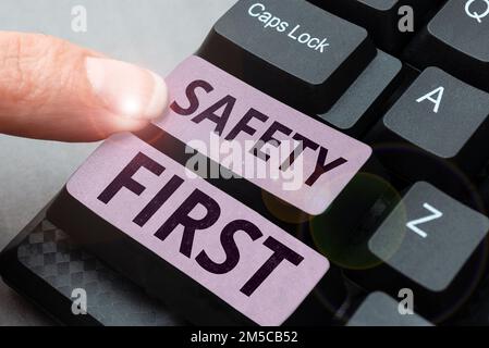 Textunterschrift mit der Darstellung von Sicherheit zuerst. Geschäftsidee Vermeiden Sie unnötige Risiken sicher leben Seien Sie vorsichtig Achten Sie auf Stockfoto