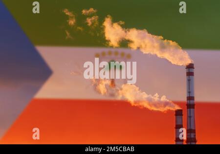 Ökologisches Konzept. Vor dem Hintergrund der Flagge Äquatorialguineas gibt es Rauch aus den Rohren eines Industrieunternehmens, der die verschmutzt Stockfoto