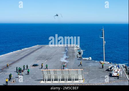 220301-N-XK462-1027 PAZIFIK (1. März 2022) ein F/A-18E Super Hornet aus den „Kestrels“ der Streikkämpfer-Staffel (VFA) 137 startet vom Cockpit des Flugzeugträgers USS Nimitz (CVN 68). Nimitz führt gerade Routineoperationen durch. Stockfoto