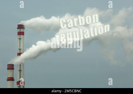 Ökologisches Konzept. Aus dem Rohr eines Industrieunternehmens kommt Rauch mit der Aufschrift "Kohlenstoff-Verordnung", die die Luft verschmutzt. Stockfoto