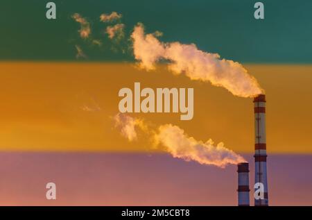 Ökologisches Konzept. Vor dem Hintergrund der gabunischen Flagge tritt Rauch aus den Schornsteinen eines Industrieunternehmens aus, der die Luft verschmutzt. Stockfoto
