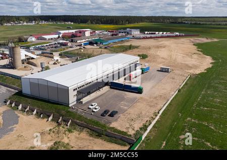 LKW befinden sich beim Be- und Entladen in Lagerhäusern. Blick von oben. Luftaufnahmen Stockfoto