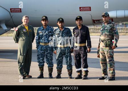 INS DEGA, Indien (1. März 2022) – CDR. Timothy Bierbach, geschäftsführender Offizier der „Golden Swordsmen“, Patrouillenschwadron (VP) 47, posiert für ein Foto vor einem Flug nach „MILAN 2022“ mit Mitgliedern der indischen Marine auf der Fluglinie in INS Dega, Indien, 1. März 2022. VP-47 ist derzeit in der NAF Misawa, Japan, stationiert und führt Seepatrouillen, Aufklärungs- und Theateraufklärungsoperationen innerhalb des US-7.-Flottengebiets (C7F) durch, um den Befehlshaber, die Task Force 72, C7F und die USA zu unterstützen Ziele des Kommandos Indo-Pazifik in der gesamten Region. Stockfoto