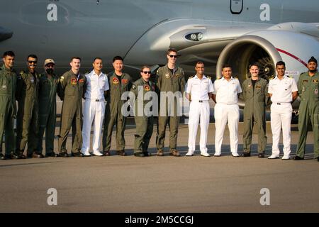 INS DEGA, Indien (1. März 2022) – Mitglieder, die den „Golden Swordsmen“ der Patrouillenstaffel (VP) 47 zugeteilt sind, posieren für ein Foto mit Mitgliedern der indischen Marine vor einem Flug nach „MILAN 2022“ auf der Fluglinie in INS Dega, Indien, 1. März 2022. VP-47 ist derzeit in der NAF Misawa, Japan, stationiert und führt Seepatrouillen, Aufklärungs- und Theateraufklärungsoperationen innerhalb des US-7.-Flottengebiets (C7F) durch, um den Befehlshaber, die Task Force 72, C7F und die USA zu unterstützen Ziele des Kommandos Indo-Pazifik in der gesamten Region. Stockfoto