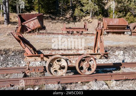 Stillgelegte Bergbauwaggons, Alte Eisenbahnstrecke, Vallcebre, Katalonien, Spanien Stockfoto