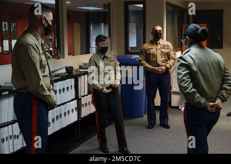 USA Marinekorps Brigade. General Julie L. Nethercot, kommandierender General von Parris Island Recruit Depot und Eastern Recruiting Region, und Sergeant Major Edwin Mota, Sergeant Major von Parris Island Recruit Depot und Eastern Recruiting Region, besuchten Recruiting Station Columbia, um herausfordernde Münzen in Columbia, South Carolina, am 1. März 2022 zu vergeben. Während ihres Besuchs verlieh Nethercot Hauptmann James Paradise, Staff Sgt. Richard Gastelum, Staff Sgt. Kyle Nangauta, Sgt. Toby Jones und Sgt. Fernanda Herrerazarate für herausragende Leistungen herausfordernde Münzen. Stockfoto