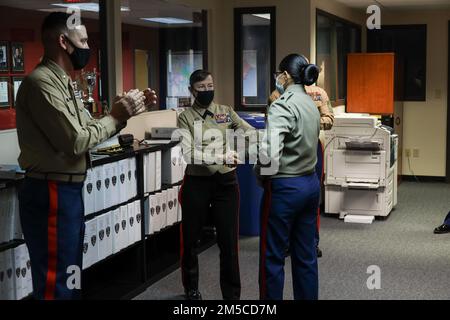 USA Marinekorps Brigade. General Julie L. Nethercot, kommandierender General von Parris Island Recruit Depot und Eastern Recruiting Region, und Sergeant Major Edwin Mota, Sergeant Major von Parris Island Recruit Depot und Eastern Recruiting Region, besuchten Recruiting Station Columbia, um herausfordernde Münzen in Columbia, South Carolina, am 1. März 2022 zu vergeben. Während ihres Besuchs verlieh Nethercot Hauptmann James Paradise, Staff Sgt. Richard Gastelum, Staff Sgt. Kyle Nangauta, Sgt. Toby Jones und Sgt. Fernanda Herrerazarate für herausragende Leistungen herausfordernde Münzen. Stockfoto