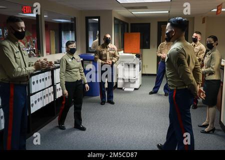 USA Marinekorps Brigade. General Julie L. Nethercot, kommandierender General von Parris Island Recruit Depot und Eastern Recruiting Region, und Sergeant Major Edwin Mota, Sergeant Major von Parris Island Recruit Depot und Eastern Recruiting Region, besuchten Recruiting Station Columbia, um herausfordernde Münzen in Columbia, South Carolina, am 1. März 2022 zu vergeben. Während ihres Besuchs verlieh Nethercot Hauptmann James Paradise, Staff Sgt. Richard Gastelum, Staff Sgt. Kyle Nangauta, Sgt. Toby Jones und Sgt. Fernanda Herrerazarate für herausragende Leistungen herausfordernde Münzen. Stockfoto